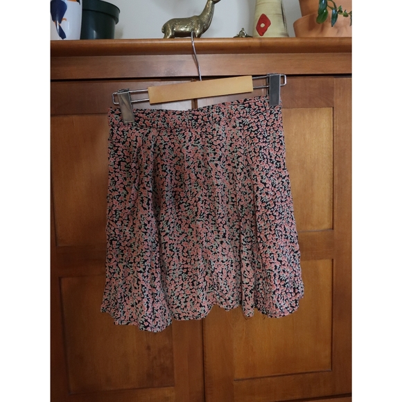 Brandy Melville Floral Mini Skirt - Picture 4 of 6